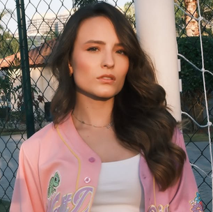 Larissa Manoela tira look do básico com camisa da Rapunzel inspirada no uniforme de beisebol