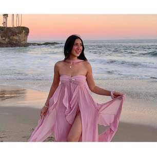 Adeus, Samba! Estes tênis Adidas são perfeitos para férias no litoral: na cor rosa-pôr-do-sol, combinam com vários vestidos e calças