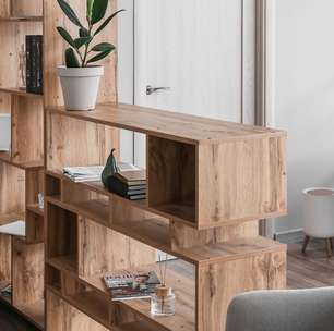 5 ideias de estantes abertas para decorar e organizar espaços pequenos