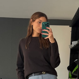 Sasha prova que minimalismo é estiloso com calça de alfaiataria de R$ 2.490