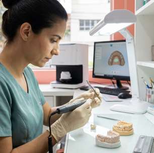 A precisão do técnico em prótese dentária faz diferença antes mesmo da peça ficar pronta
