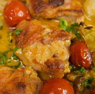 Frango assado suculento com marinada de iogurte que resulta numa carne macia e douradinha