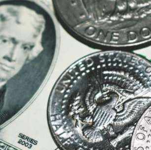 Câmbio: Dólar fecha em queda com petróleo e cenário externo