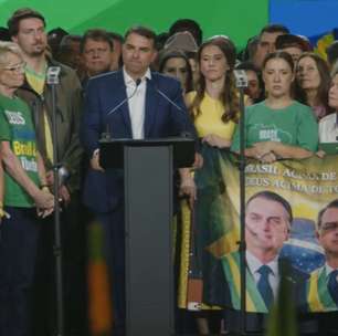 Flávio Bolsonaro é confirmado candidato a presidente sem ter vice; cotada discursou no palanque