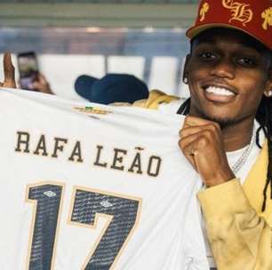 Rafael Leão, do Milan, assiste jogo do Santos na Vila e ganha camisa de Neymar