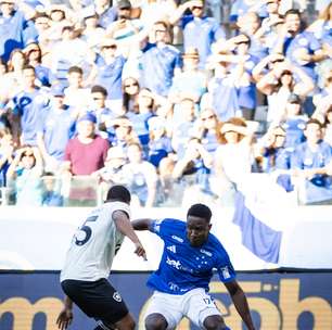 Sinisterra sente a coxa durante arrancada e deixa partida contra o Botafogo
