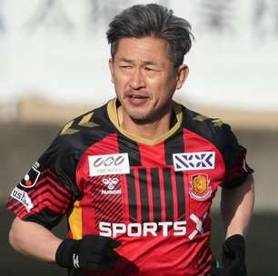 Ex-Santos, meia de 59 anos marca GOLAÇO em goleada no futebol japonês; Assista