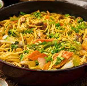 Yakisoba: receita oriental, rápida, com frango e vegetais