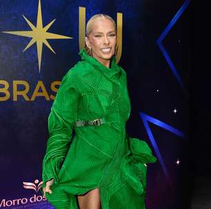 Adriane Galisteu mistura plissado verde e brinco de borboleta. Veja marcas dos looks das famosas no Miss Universe Brasil 2026