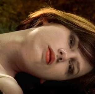 Há 17 anos, ela interpretou uma personagem morta em uma das séries de TV mais populares da época: Ninguém esperava que se tornaria a maior estrela do século XXI!