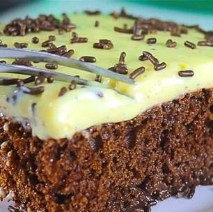 Bolo de chocolate com maracujá combinando a massa fofinha com uma cobertura azedinha e cremosa