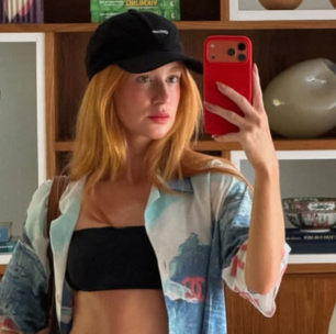 Marina Ruy Barbosa curte dia de sol na praia com camisa vintage da Chanel