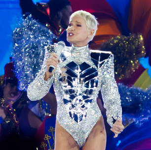 Xuxa estreia turnê de despedida com figurinos que remetem aos anos 80 e 90; veja looks das famosas na plateia