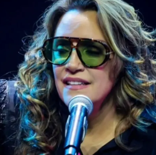 Ana Carolina se irrita com equipe e fala palavrão durante show na Bahia