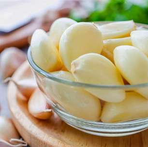 4 formas fáceis de remover cheiro de alho de potes na cozinha