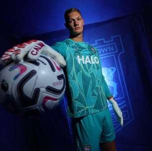 Ipswich contrata goleiro de 2,06m, o jogador mais alto da história da Premier League