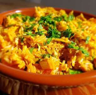 Arroz com frango cremoso feito em uma panela só, uma refeição completa e deliciosa para o almoço ou jantar