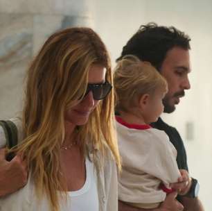 Gisele Bündchen viaja com a família, aposta em aerolook básico e completa com bolsa vintage da Chanel