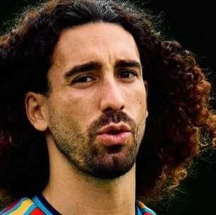 Vídeo! Tatuadores revelam desenho, e Cucurella cumpre promessa para De la Fuente