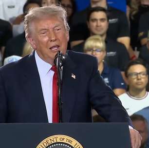 Trump reage após ter discurso interrompido por gritos de 'protetor de pedófilo' em evento nos EUA