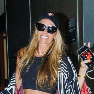 Adriane Galisteu usa aerolook com quimono estampado e bolsa de R$ 37 mil em viagem com a família antes da despedida do filho