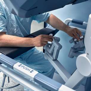 Robô não opera sozinho: especialista explica quando a cirurgia robótica realmente faz a diferença