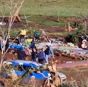 Casas destelhadas, árvores arrancadas pela raiz: vídeos mostram destruição causada por tornado no RS