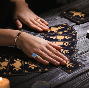 Tarot mensal: previsões para os 12 signos em agosto de 2026