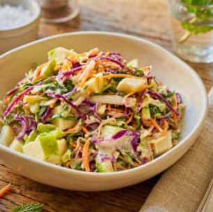 Salada de repolho com maçã cremosa e saudável sem maionese