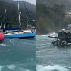 Barcos são arrastados devido a fortes ventos no litoral norte de SP