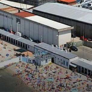 Praia na Itália separa homens e mulheres há mais de 120 anos e continua atraindo turistas