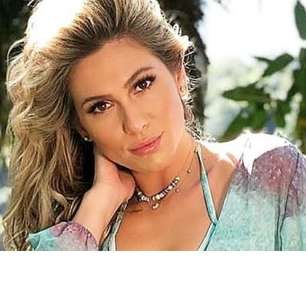 Lívia Andrade turbina o bronzeado e quebra a web com fotos em Ibiza