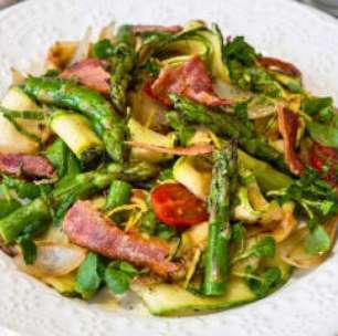 Salada de aspargos com bacon: leve, colorida e sofisticada