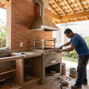 Quanto custa transformar uma varanda simples em área gourmet e por que fumaça, cobertura e bancada definem o preço final