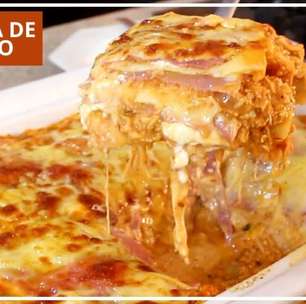 Lasanha de frango à bolonhesa com bastante molho suculento e queijo derretido, para receber muitos elogios