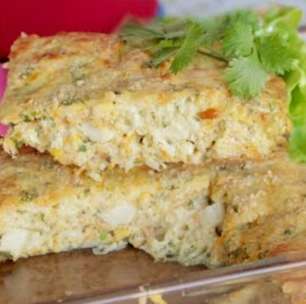 Omelete de forno delicioso e prático de fazer, recheada com legumes e queijo, uma refeição leve e saborosa