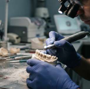Técnico em prótese dentária constrói sorrisos longe da cadeira do dentista e pode abrir o próprio laboratório