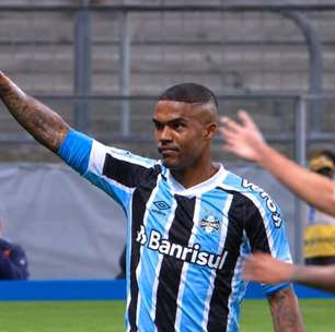 Douglas Costa se diz "gigante" ao falar de rebaixamento do Grêmio