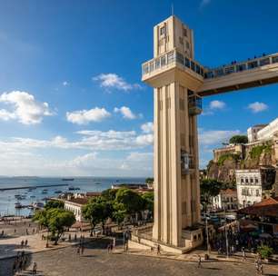 O Elevador Lacerda vence uma encosta de mais de 60 metros e conecta 2 partes de Salvador em poucos segundos