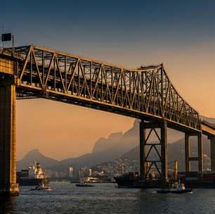 Com 13,29 km sobre a Baía de Guanabara, a Ponte Rio-Niterói sustenta um vão central alto o bastante para navios passarem por baixo