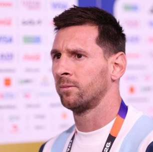 Messi ajuda em reconstrução de região destruída por incêndios e recebe homenagem