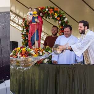 'Caminhão-pipa de bençãos': padre viraliza ao abençoar fiéis com baldes de água benta em MS