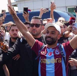 Torcida do Trabzonspor vai à loucura na chegada de Mohamed Salah
