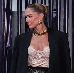 Deborah Secco aposta no corpcore ousado com sleepwear, renda e blazer oversized no Rio Inovation Week