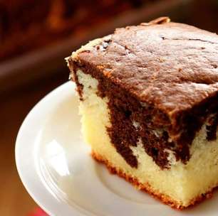 Bolo mesclado com creme de leite na massa para ficar macio e fofinho, uma gostosura que vai encantar a família