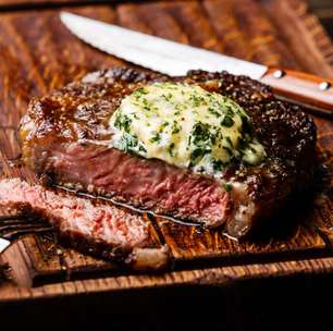 Por que a manteiga transforma o sabor do seu bife em casa
