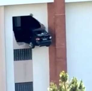 Carro fica pendurado em estacionamento de prédio após motorista passar mal em MG
