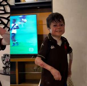 Gui, torcedor do Vasco, comemora classificação do time na Copa do Brasil