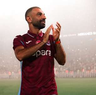 Salah ganha festa surreal ao ser apresentado à torcida do Trabzonspor na Turquia