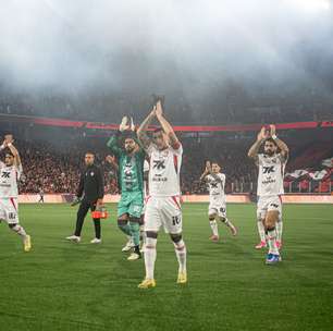 Noite de herói no Barradão: Vitória goleia o Athletico e avança na Copa do Brasil